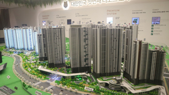 사진은 검암역 로열파크씨티 푸르지오 단지모형도. 조명이 들어온 부분이 1단지, 조명이 꺼진 부분이 2단지다.  <이상현 기자 ishsy@>